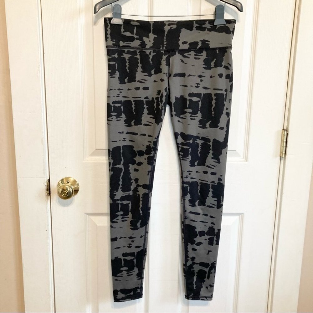 ALO Yoga Airbrush Leggings in Black Tie Dye Size Medium - Picture 2 of 10